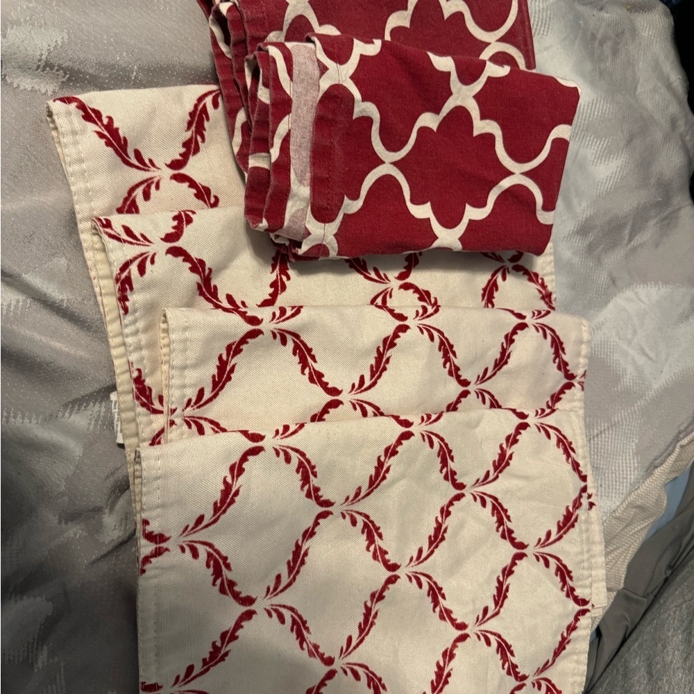 Set of 4 Holiday Placemats and Napkins. Red. Christmas. Super festive and sheek - Picture 4 of 8